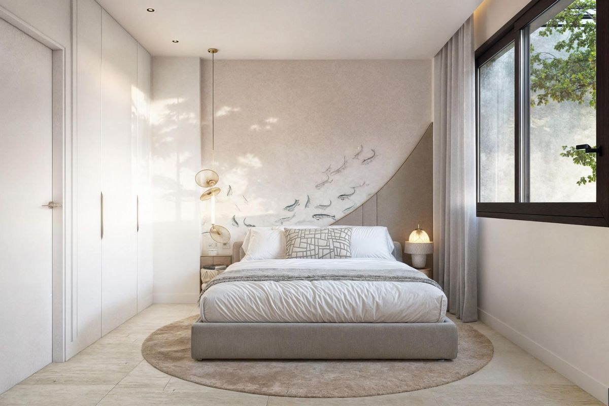 Gezellige tweede slaapkamer met stijlvolle accenten en zachte verlichting in Manilva, Costa del Sol.
