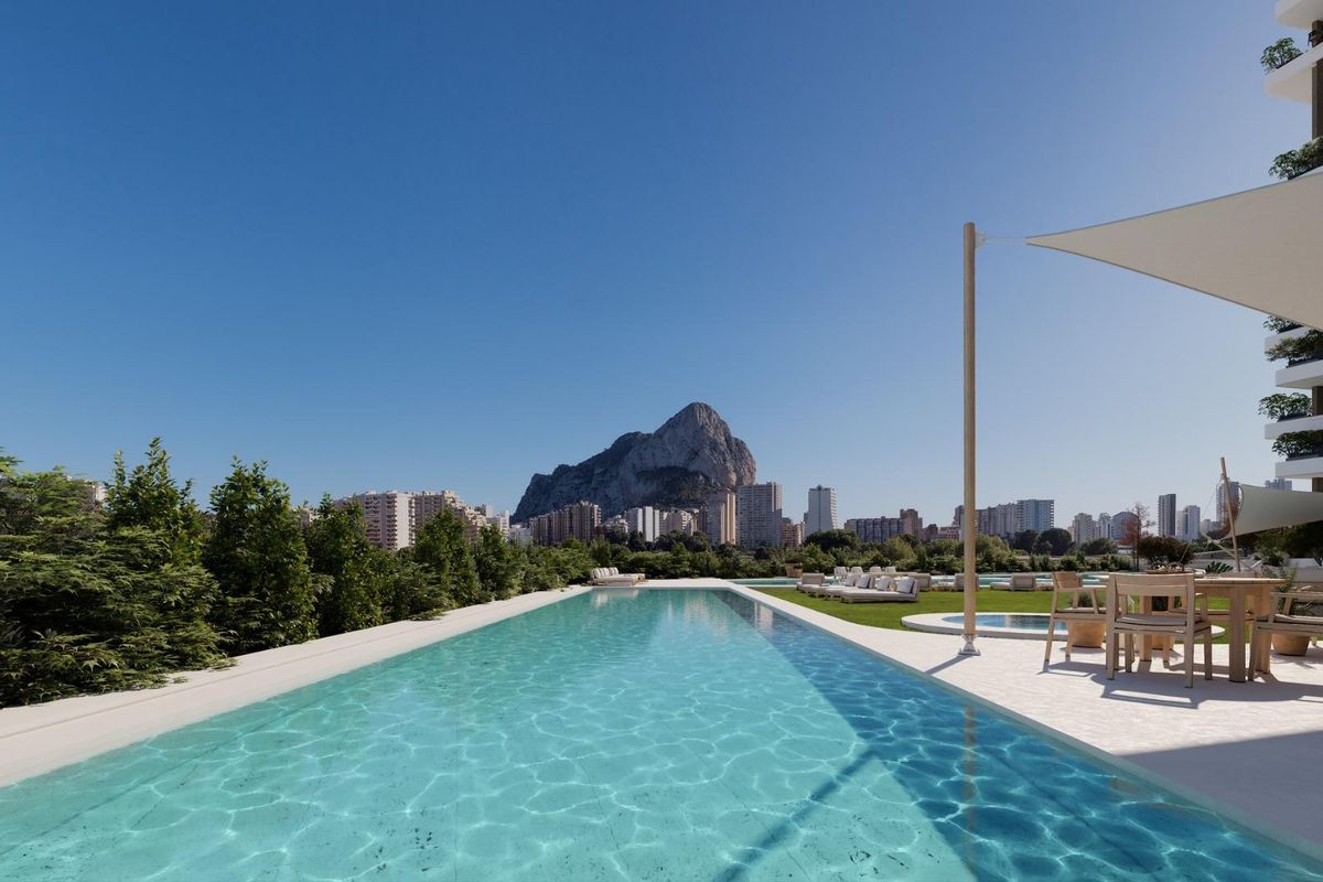 Prachtig buitenzwembad met uitzicht op de berg in Calpe, Costa Blanca. Perfect om te ontspannen in dit 3-slaapkamer appartement.