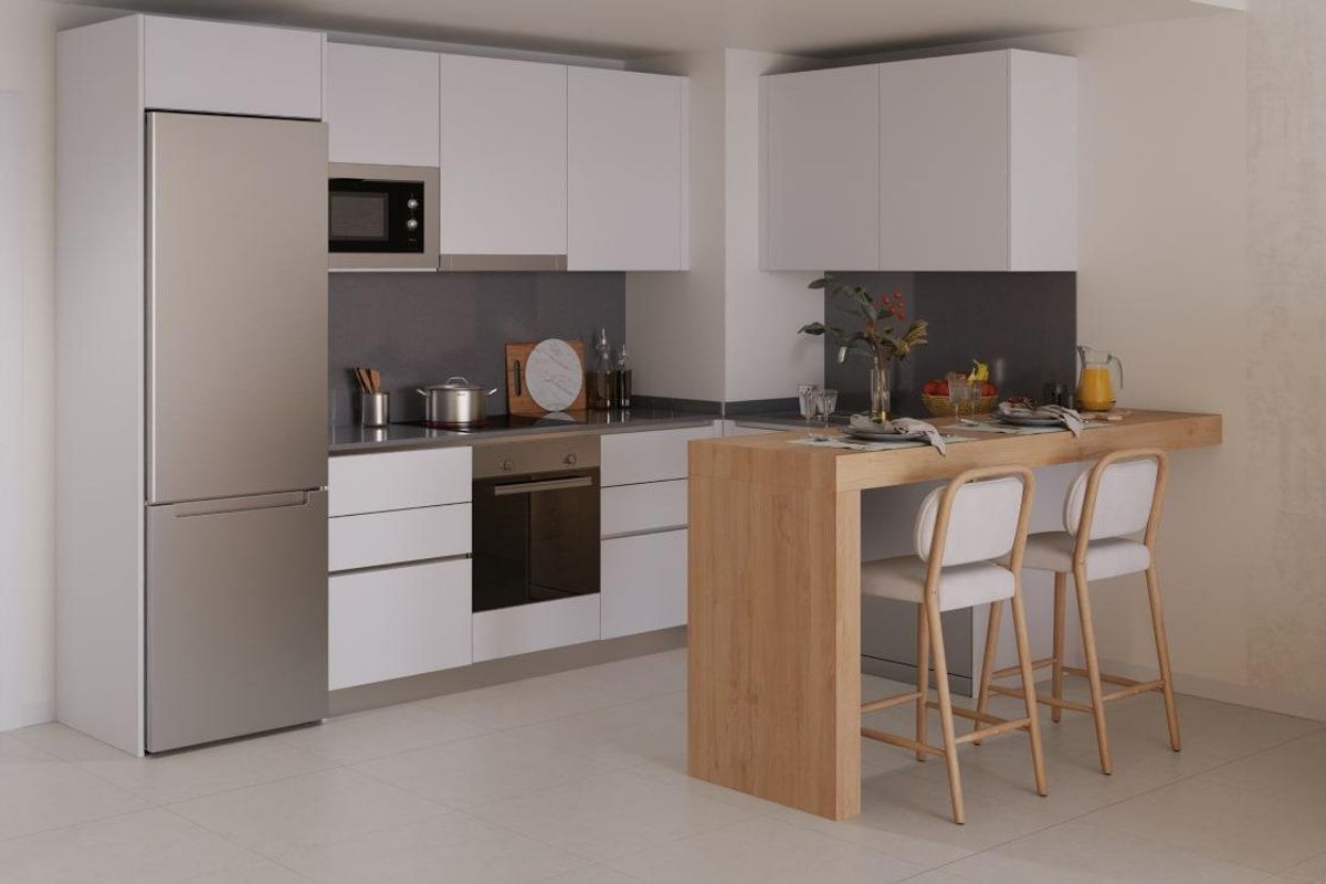 Moderne keuken in een appartement in Benalmádena, uitgerust met stijlvolle apparaten en een gezellige ontbijthoek.