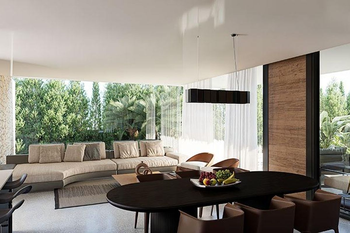 Heldere woonruimte in een hedendaagse villa in Torrevieja, met een gezellige bank en een eettafel voor gezinsbijeenkomsten.