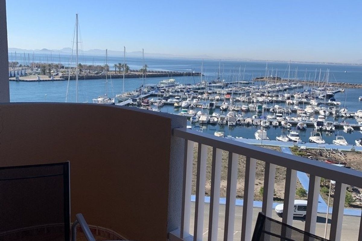 Weer een ruim uitzicht vanaf het terras met uitzicht op de jachthaven in La Manga del Mar Menor.