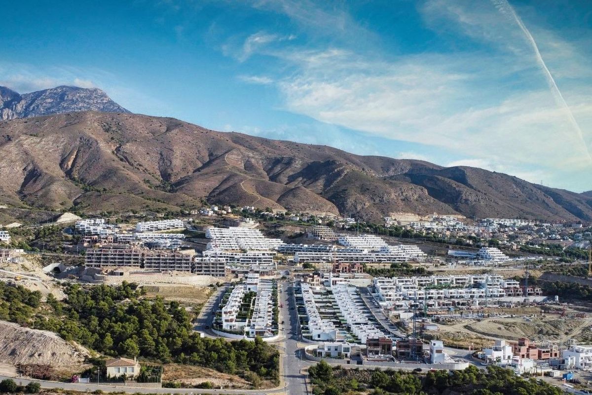 Luchtfoto van Finestrat, met woonwijken tegen de achtergrond van bergen.