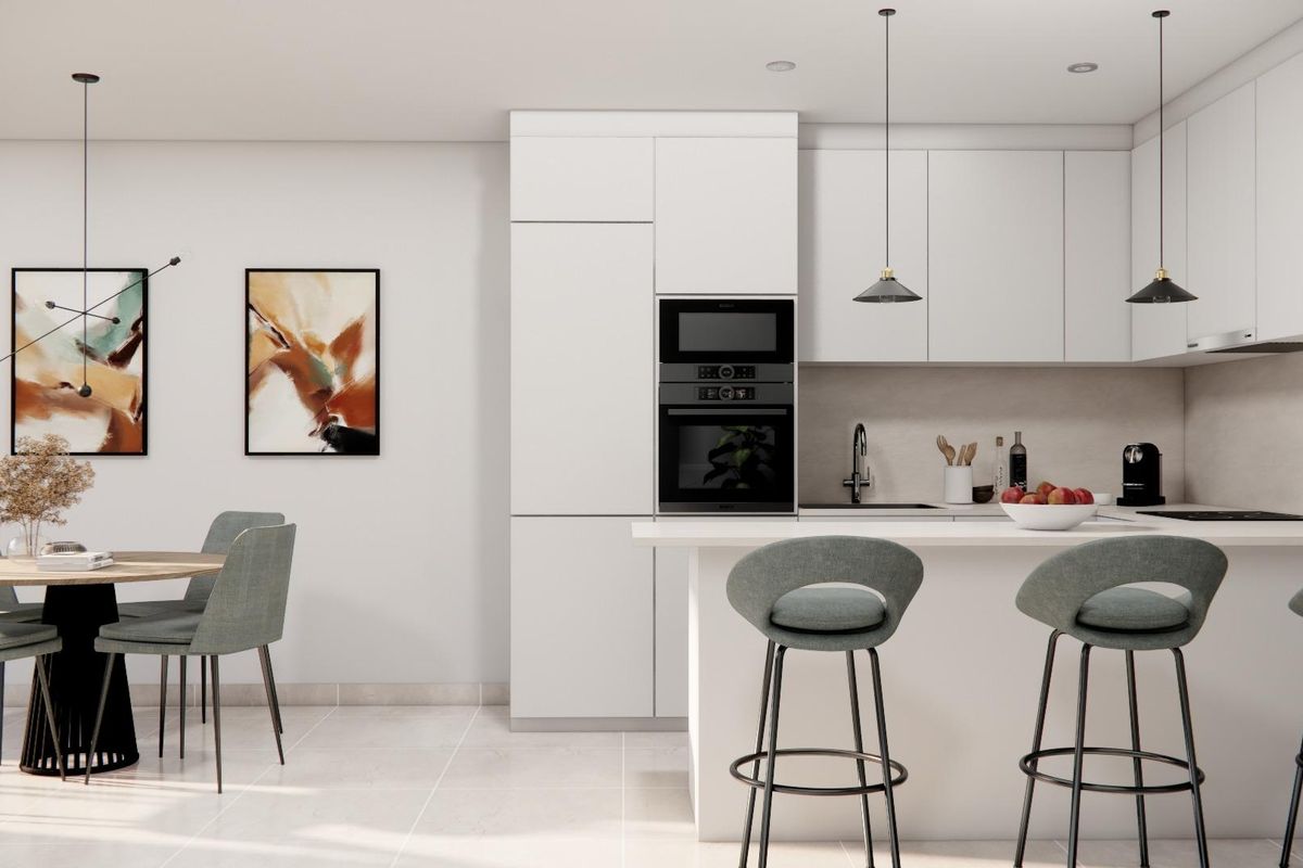 Stijlvolle keuken in de townhouse in Rojales, met eetruimte, moderne apparaten en trendy decor.