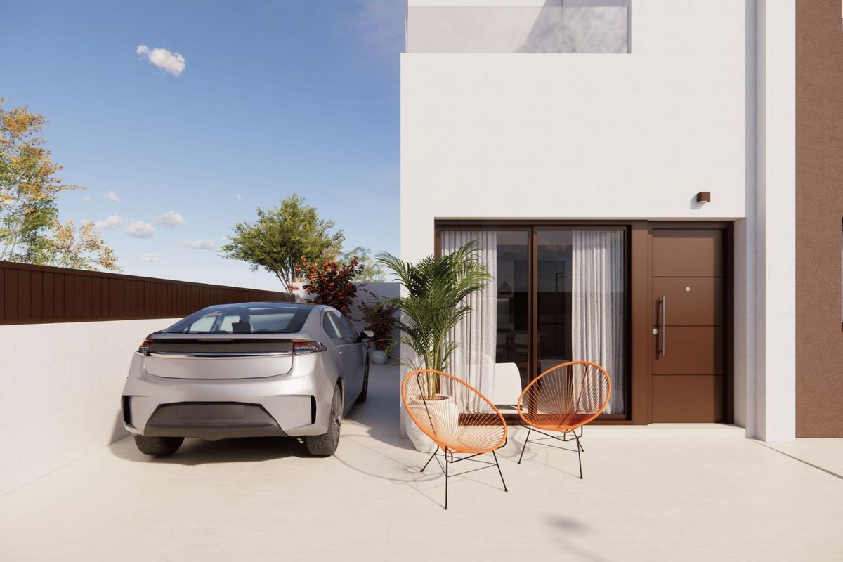 Privé-ingang van een townhouse met parkeerplaats en gezellige zitplaatsen in Pilar de La Horadada.