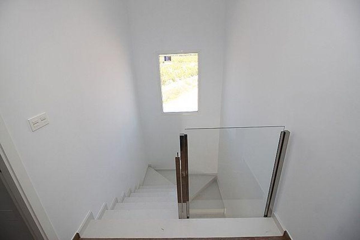 Trap naar een lichte ruimte met een raam, met modern design in Pinoso, Spanje.