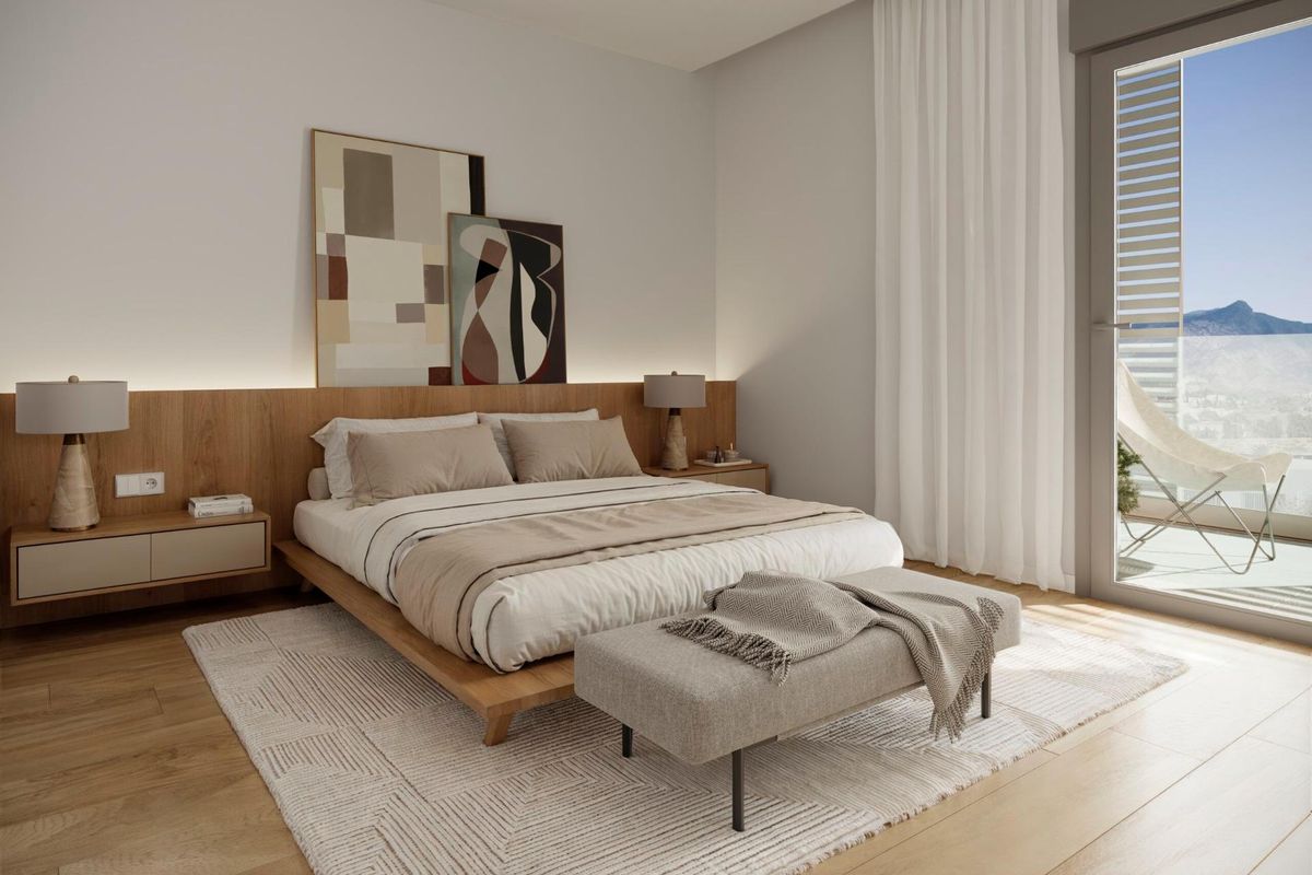 Gezellige slaapkamer met warm ontwerp en toegang tot een patio in het 3-slaapkamer penthouse in San Pedro De Alcantara.