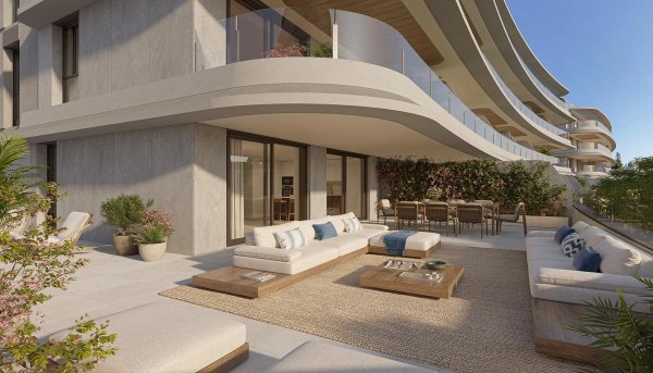 Ruimtelijk terras voor een begane grond appartement in Mijas, Costa del Sol, met comfortabele zit- en eetruimte.