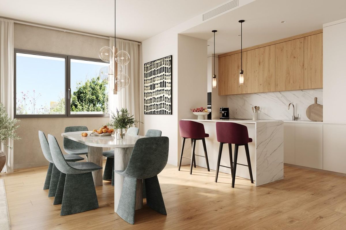Glanzende keuken met houten accenten en eetruimte, perfect voor samenkomsten in het penthouse in Casares.