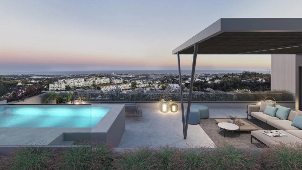 Luxe penthouse terras in Benahavís met zwembad en prachtig uitzicht op de Costa del Sol tijdens zonsondergang.