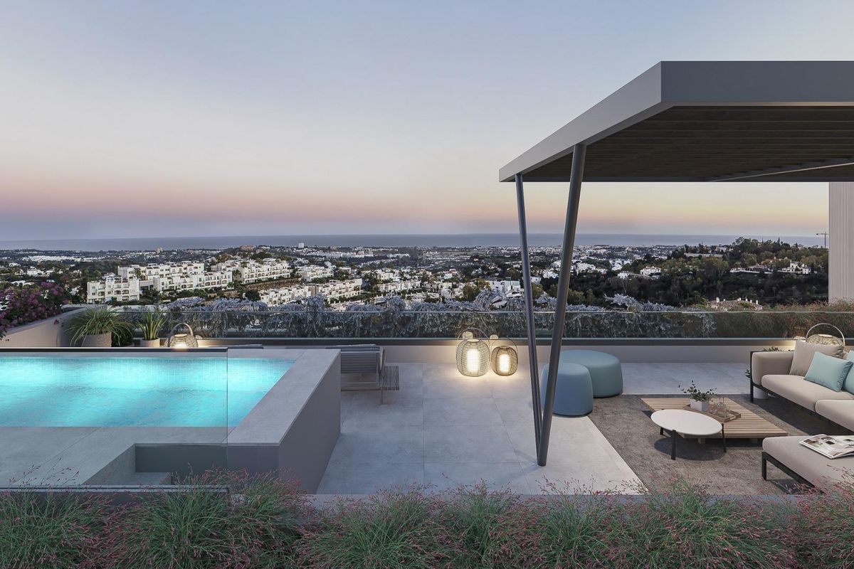 Luxe penthouse terras in Benahavís met zwembad en prachtig uitzicht op de Costa del Sol tijdens zonsondergang.