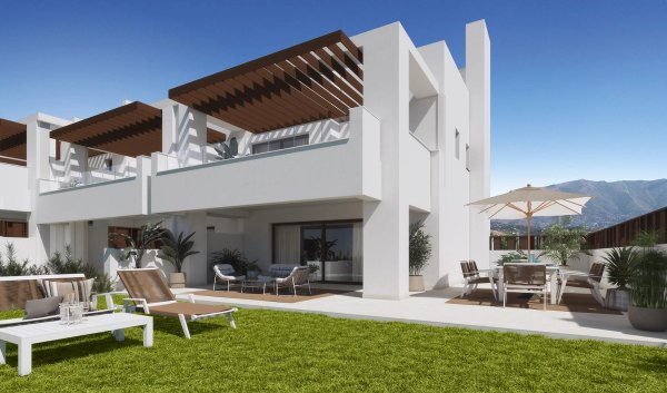 Moderne 3-slaapkamer townhouse buitenkant in Mijas, Costa del Sol met stijlvolle terrace en tuin.