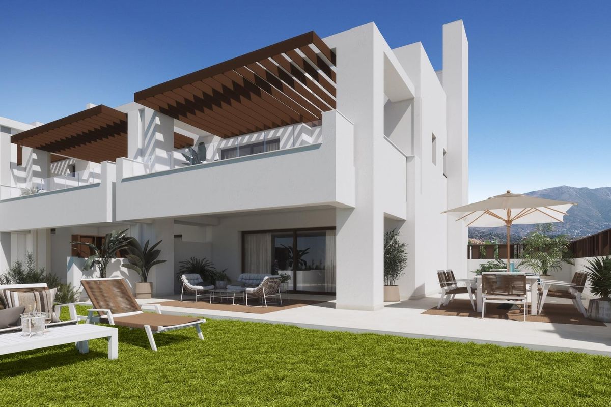 Moderne buitenkant van een 3-slaapkamer Townhouse in Mijas, Costa del Sol, met een zonnige tuin.
