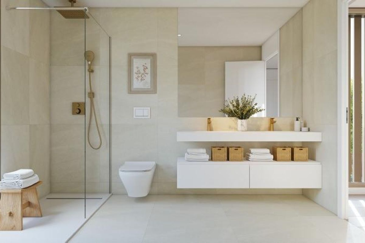 Heldere en ruime badkamer in een townhouse in Godella, met een stijlvolle douche en elegante wastafel.