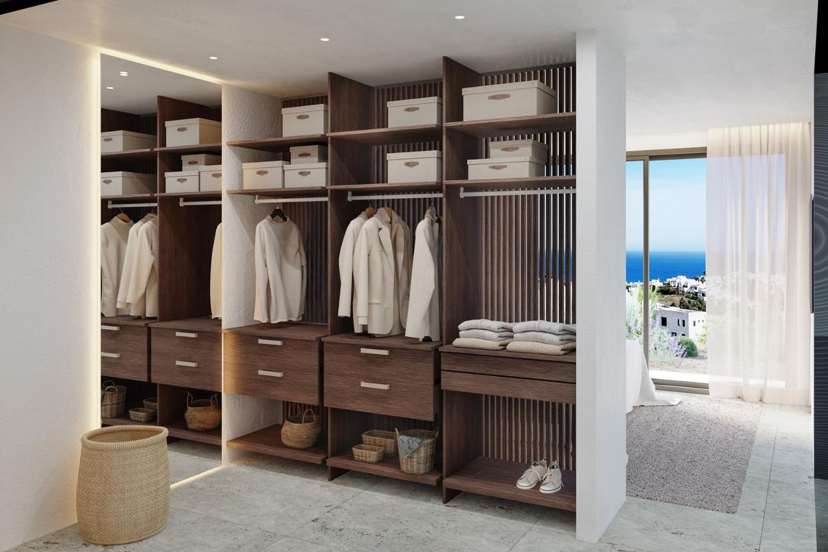 Ruime kleedkamer met georganiseerde opslag en uitzicht op de oceaan, deel van een penthouse ontwerp in Mojacar.