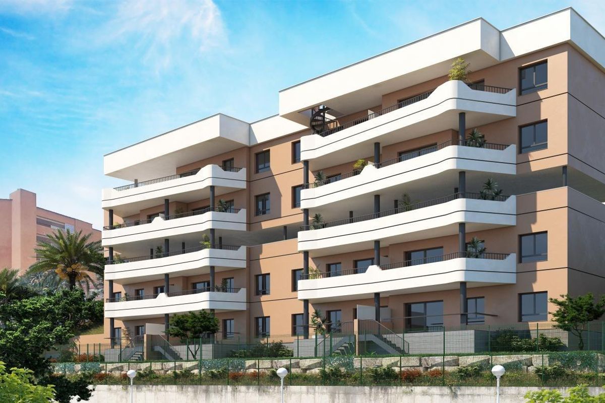 Buitenaanzicht van een modern gebouw met penthouses in Fuengirola, Costa del Sol met balkons.