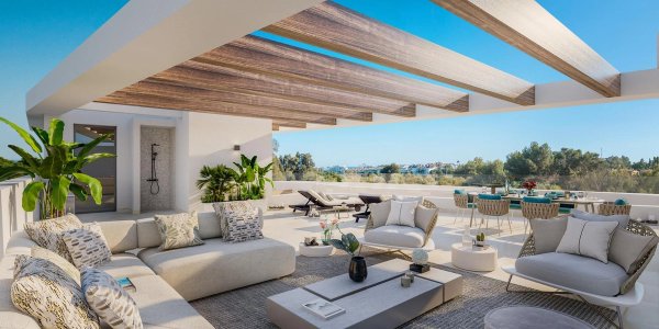 Ruimtelijk terras van een 3-slaapkamer penthouse in Marbella, met zitgedeeltes en uitzicht op de omgeving.