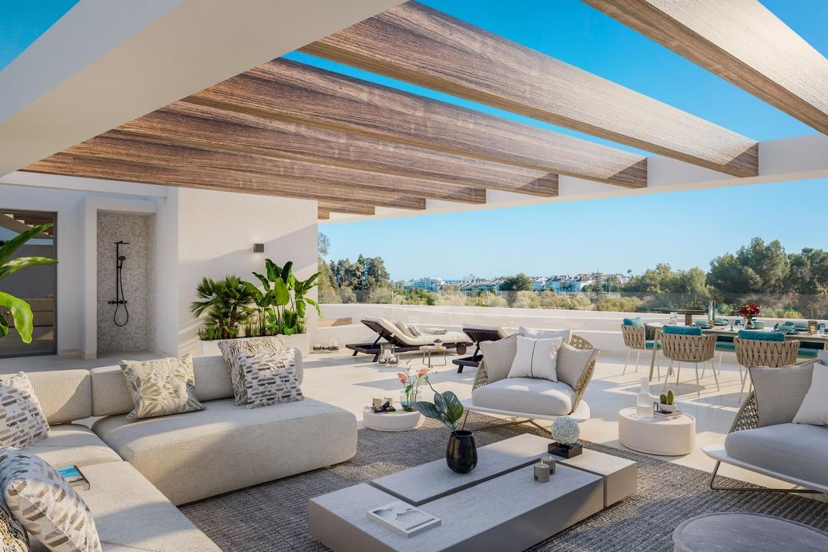 Ruimtelijk terras van een 3-slaapkamer penthouse in Marbella, met zitgedeeltes en uitzicht op de omgeving.