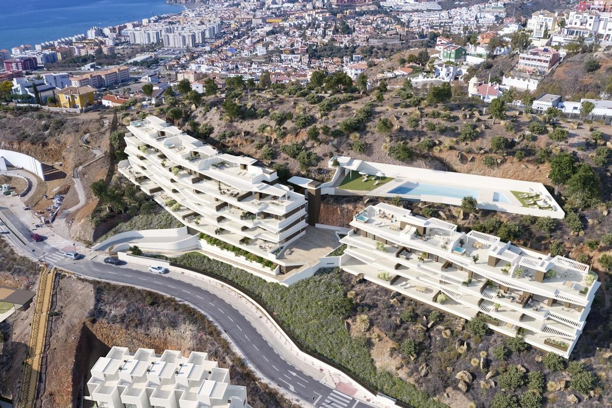 Luchtfoto van een modern appartementencomplex in Rincon de la Victoria, Costa del Sol, Spanje.