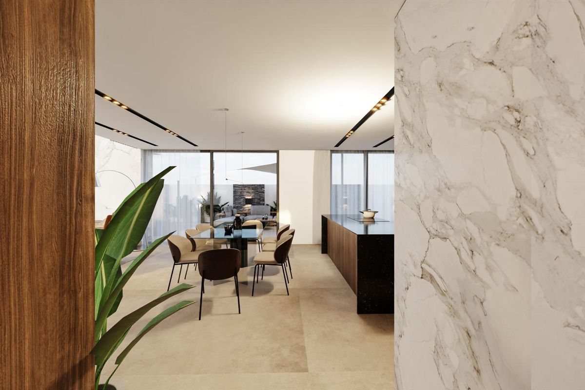 Elegante kijk vanaf de ingang met zicht op de moderne keuken en eetruimte in Orihuela Costa.