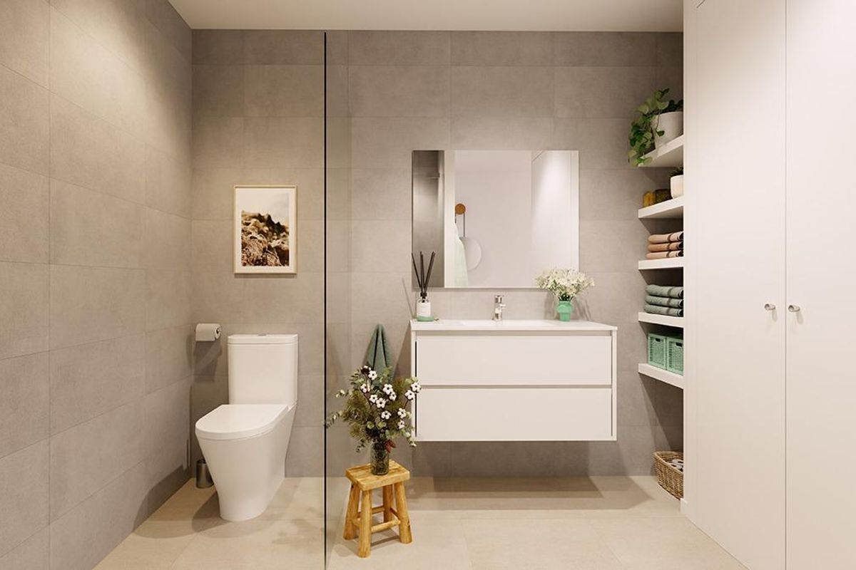 Goed uitgeruste badkamer met stijlvolle decoratie in een appartement op de begane grond in San Roque.