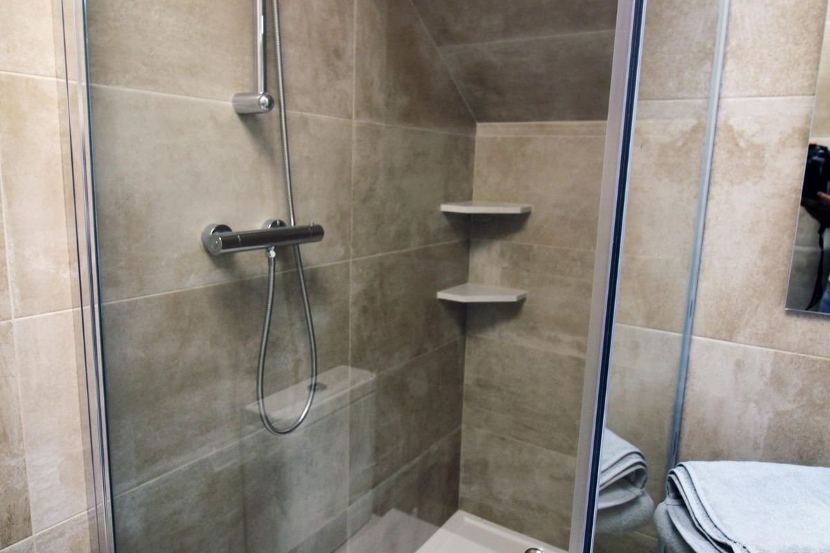 Compacte badkamer met inloopdouche en minimalistische opslag, gelegen in het townhouse in Pilar de La Horadada.