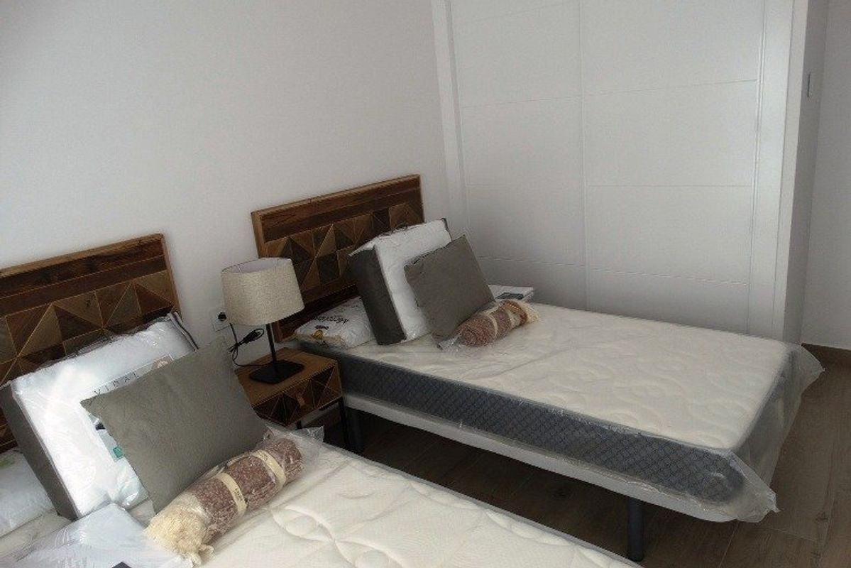 Een ander uitzicht op de tweepersoons slaapkamer met stijlvolle decoratie en natuurlijk licht in de townhouse van Pilar de La Horadada.