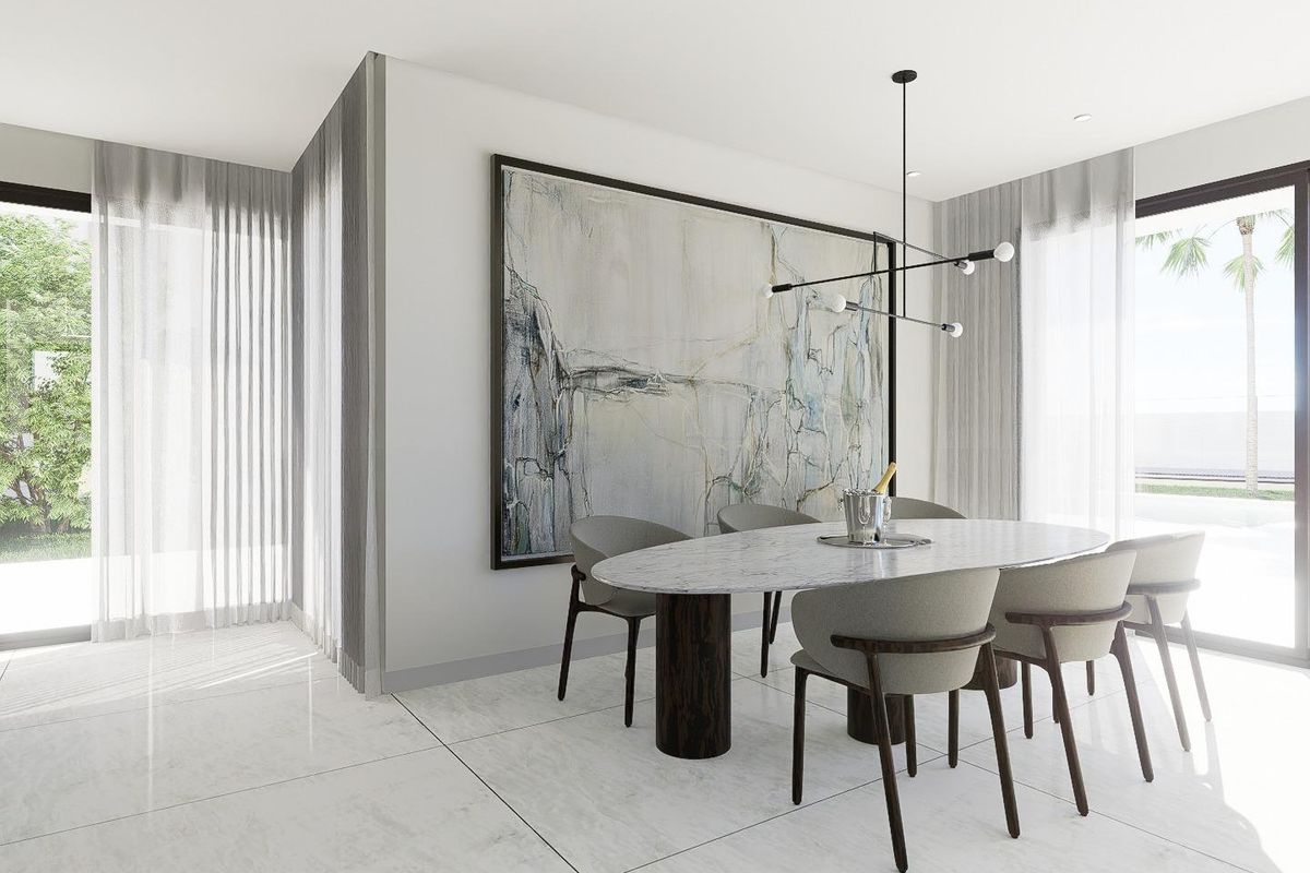 Eetkamer in de villa, met een moderne tafel en veel natuurlijk licht in Orihuela Costa.