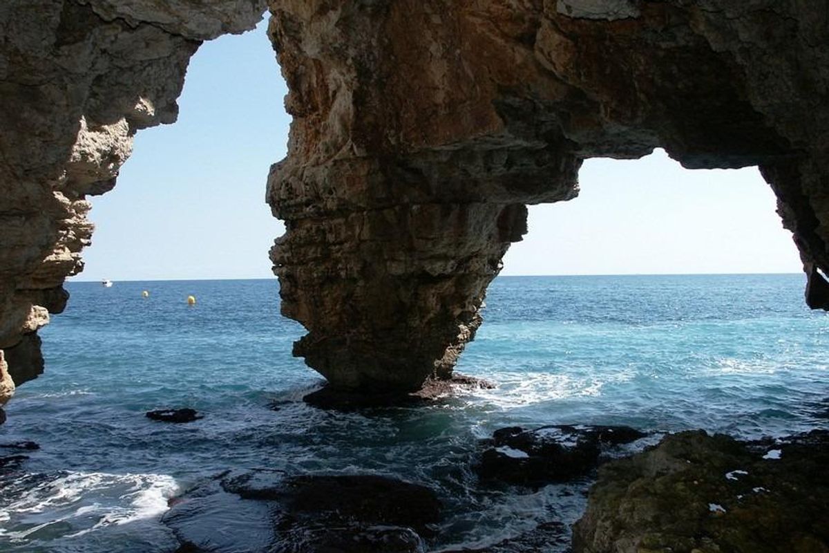 Schilderachtige kustgrot, op een paar minuten van Benitachell, met azuurblauwe wateren.