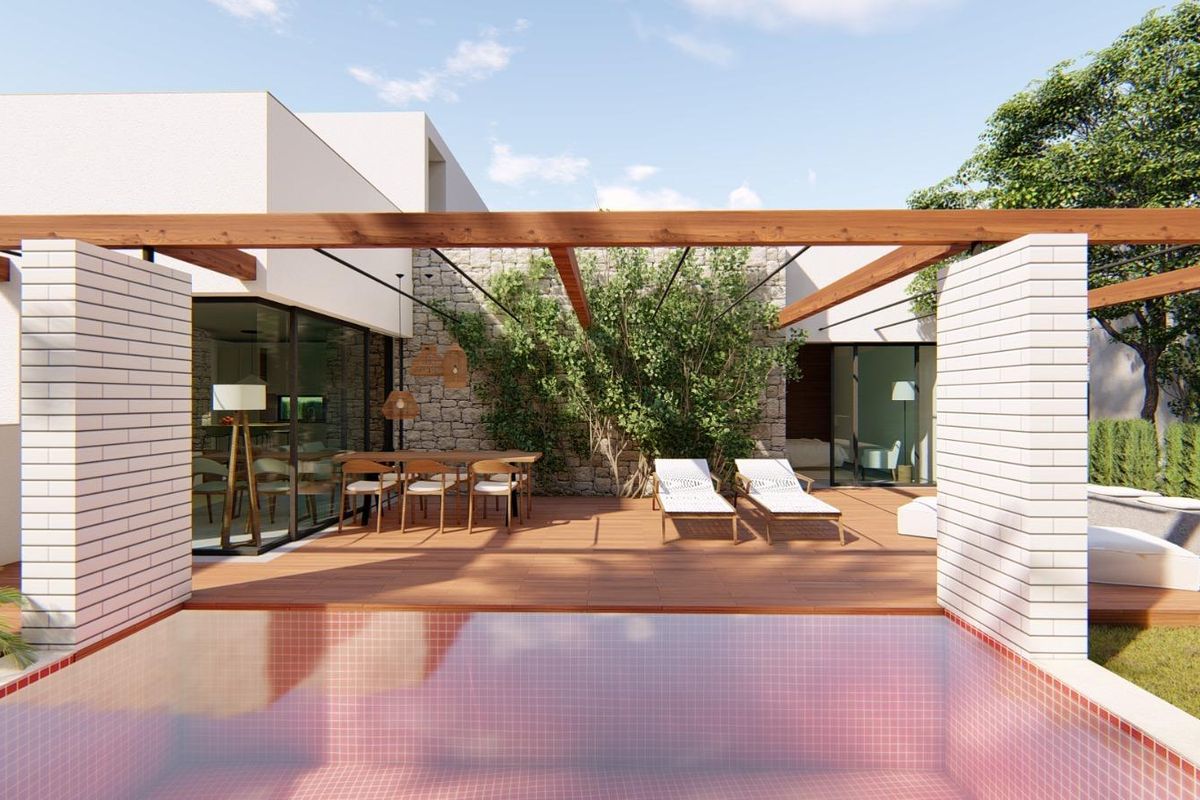 Stijlvol terras van een villa in Torre Pacheco, uitgerust met ligstoelen en omgeven door groen.