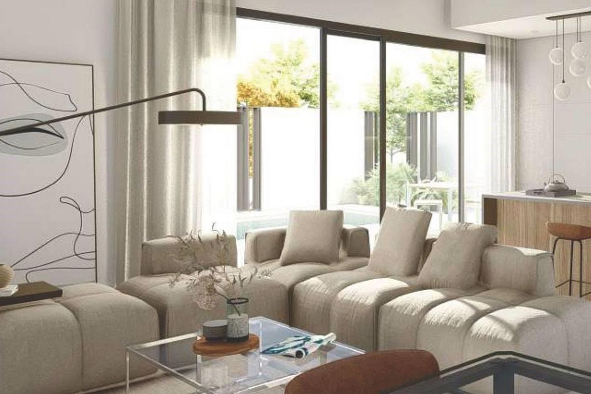 Helder geïnspireerde woonkamer met uitzicht op een groene tuin in een 3-slaapkamer villa gelegen in San Juan de los Terreros, Spanje.