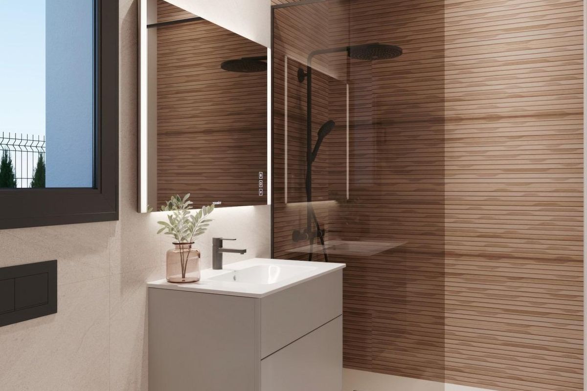 Eigentijds badkamert ontwerp met moderne armaturen en warme houttinten in de villa.