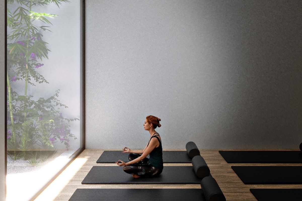 Kalm yoga gebied met matten en schilderachtig uitzicht in een appartement op de begane grond in San Juan, Alicante.