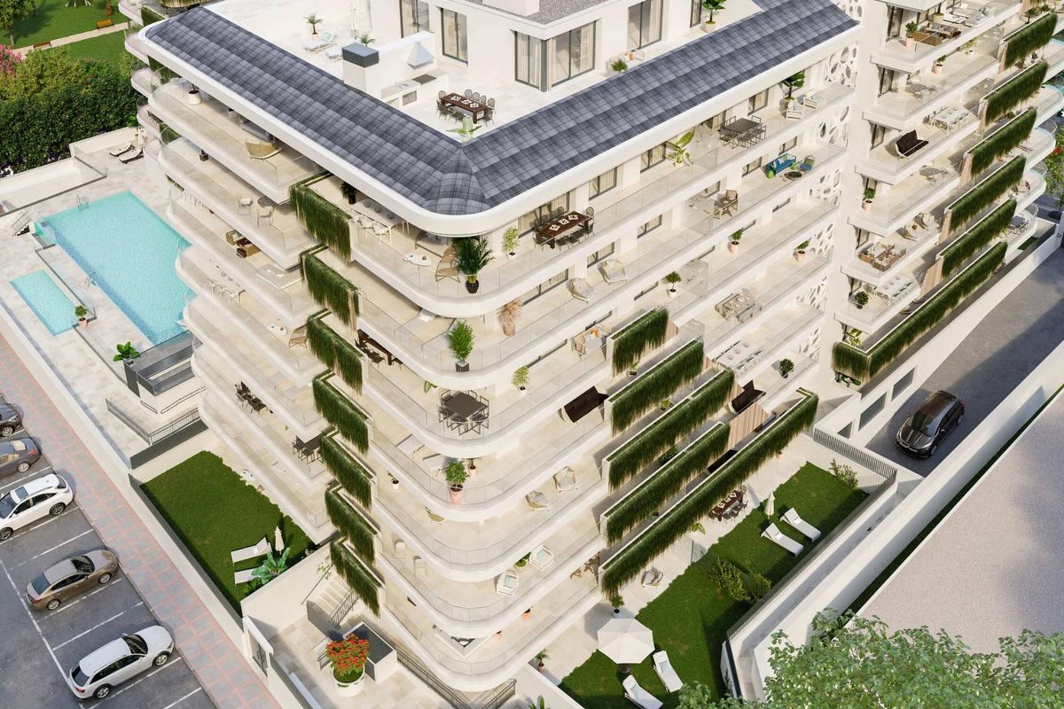 Luchtfoto van een ruim appartementencomplex met zwembad en tuinen in Fuengirola, Costa del Sol, Spanje.