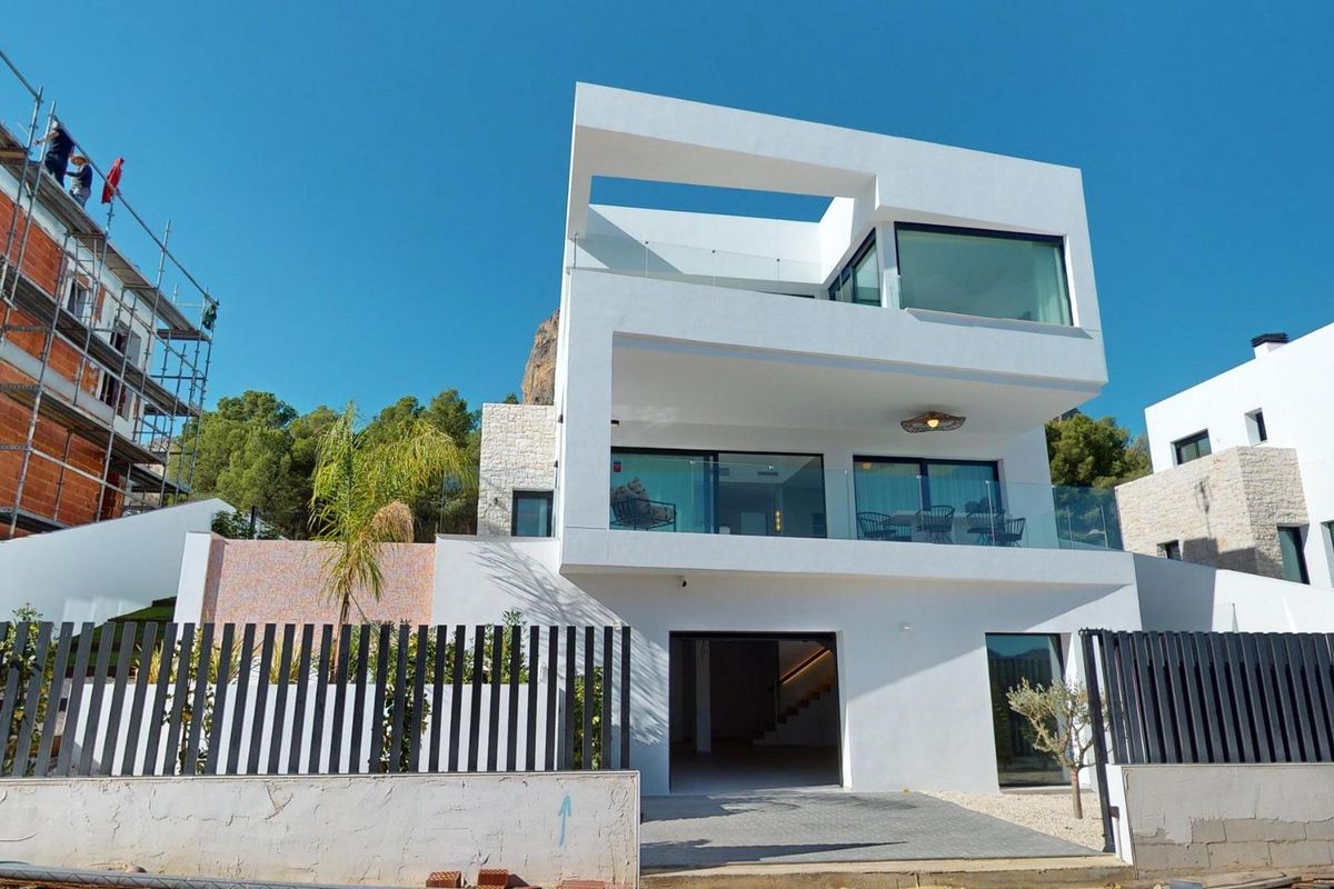 Stijlvol vooraanzicht van de villa in Polop, Costa Blanca, met nadruk op architectonische kenmerken en ontwerp.