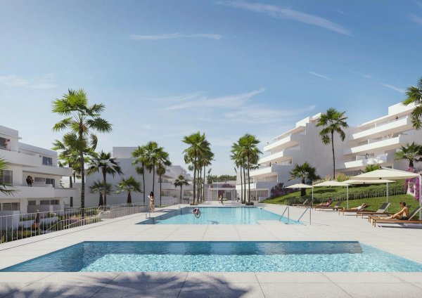 Een serene zwembadgebied omgeven door palmbomen bij een modern appartementencomplex in Estepona.
