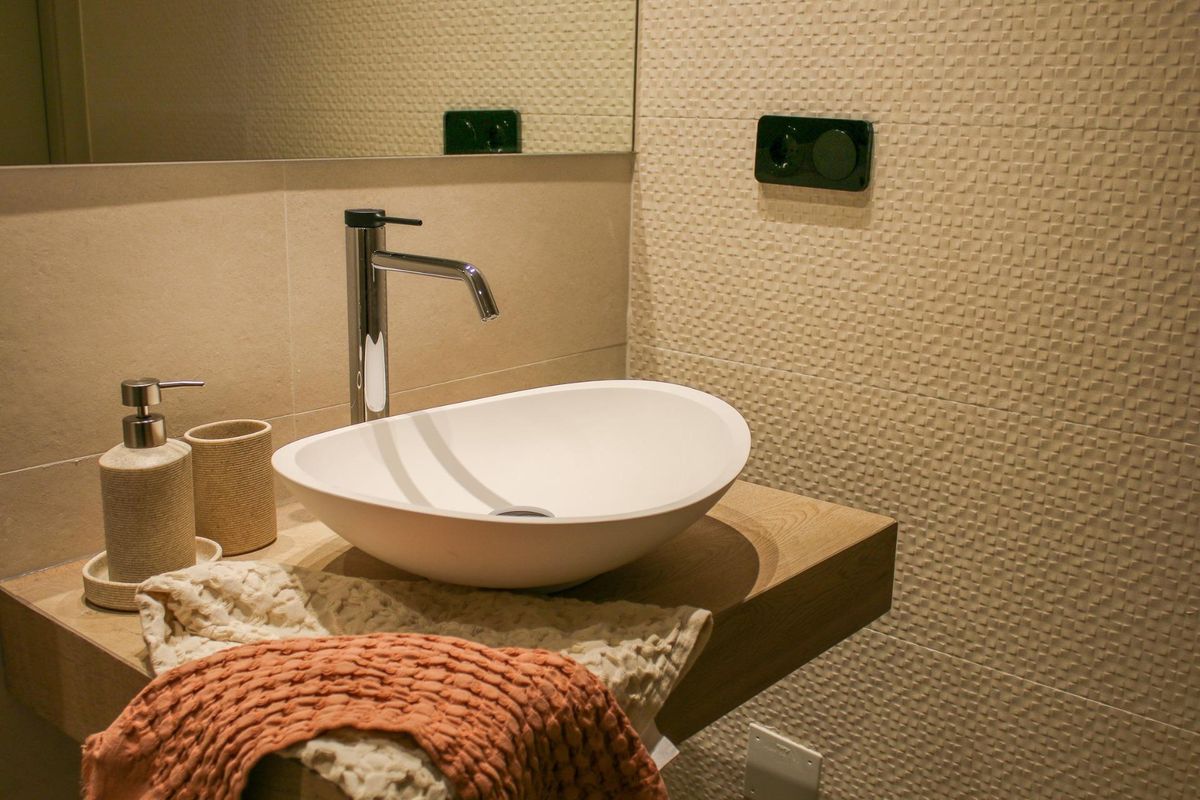 Elegante wastafel met strakke wasbak en hedendaags ontwerp in de badkamer van een bungalow, Algorfa, Spanje.