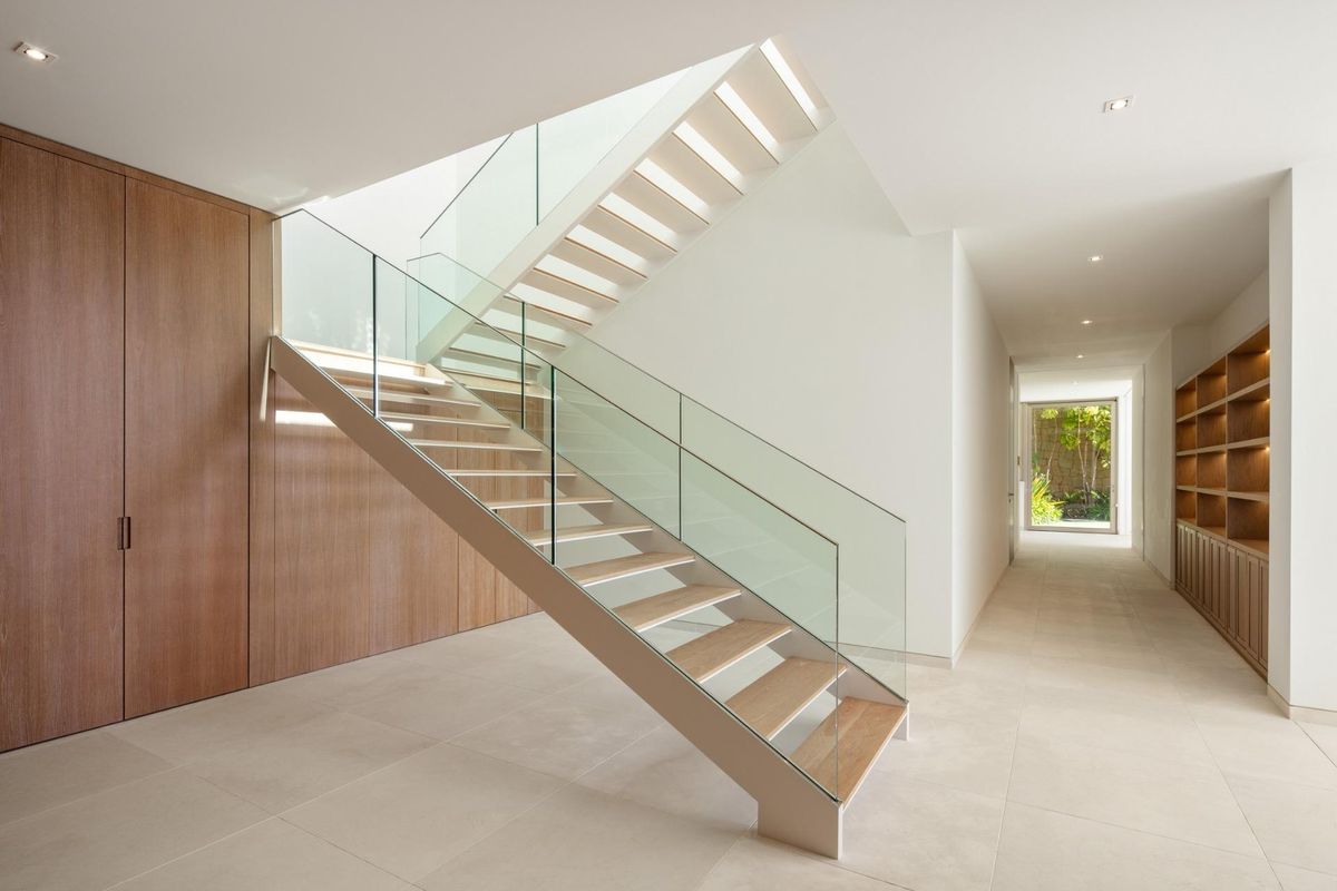 Stijlvolle trap in de villa, met modern design en natuurlijk licht in Casares.