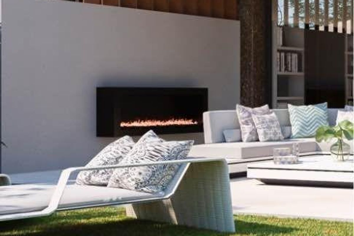 Gezellige buitenlounge met moderne meubels en een open haard in een luxueus herenhuis in Marbella.