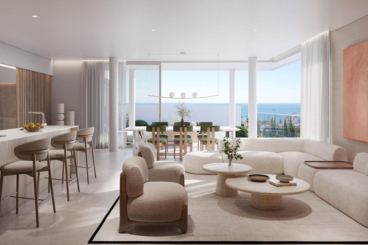 Stijlvolle open woonkamer in de villa in Estepona met panoramisch uitzicht en moderne decoratie.