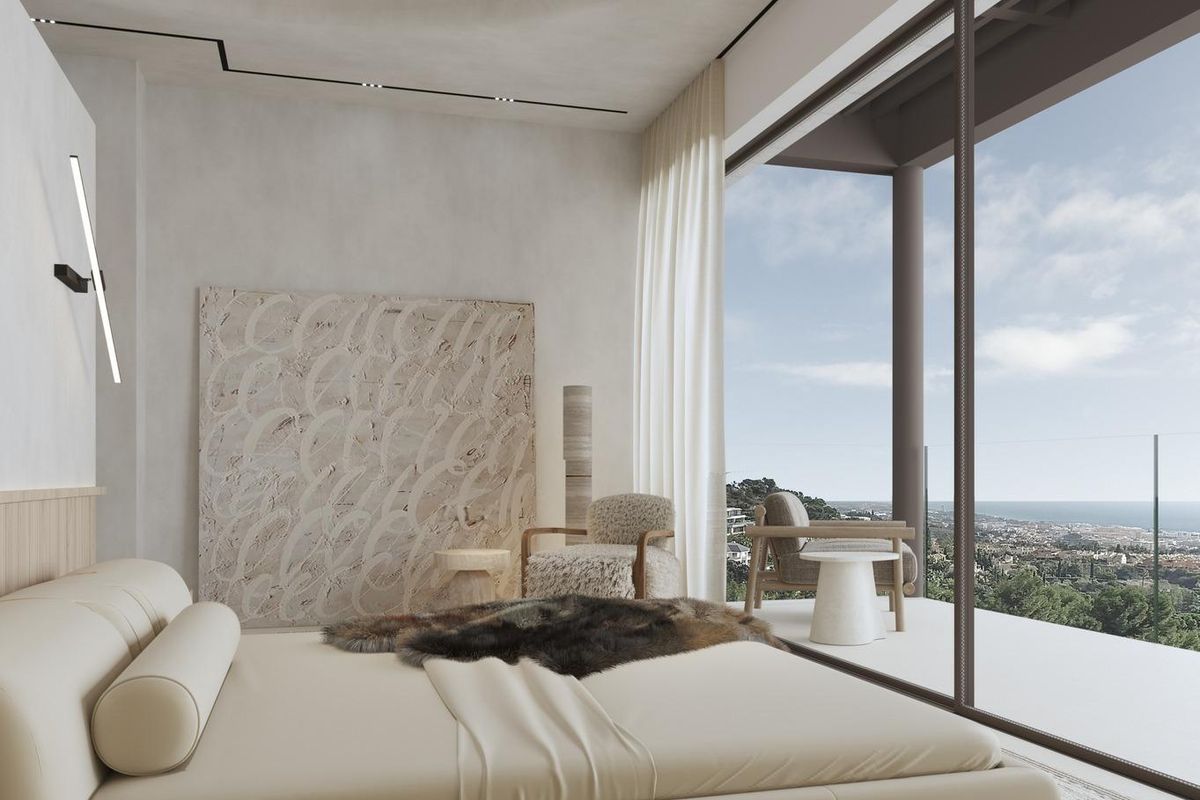 Ruime slaapkamer van 5-slaapkamer villa in Marbella met groot venster en uitzicht op de Costa del Sol.