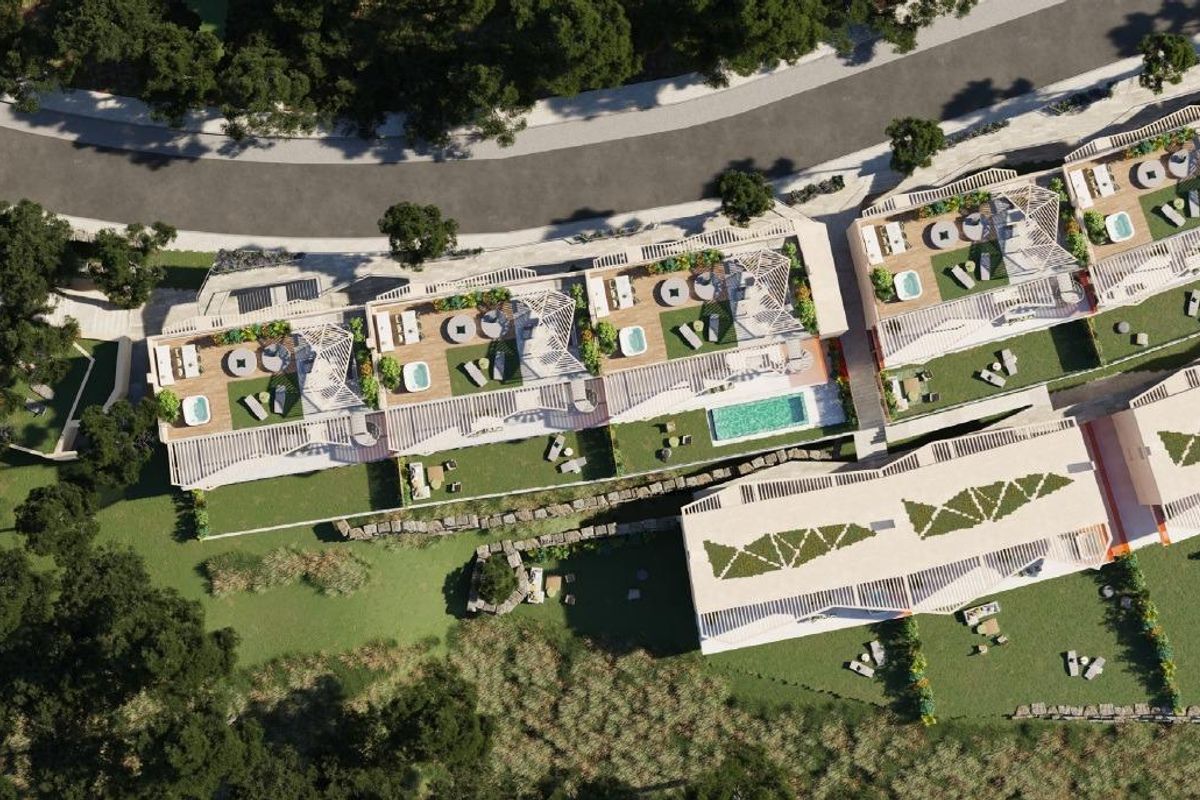 Luchtfoto van modern appartementencomplex met weelderige tuinen en zwembaden in Fuengirola, Costa del Sol.