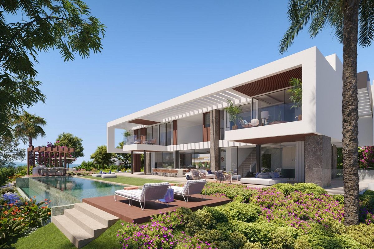Buitenzicht op een moderne 6-slaapkamer villa in Marbella met een zwembad en weelderige tuin.