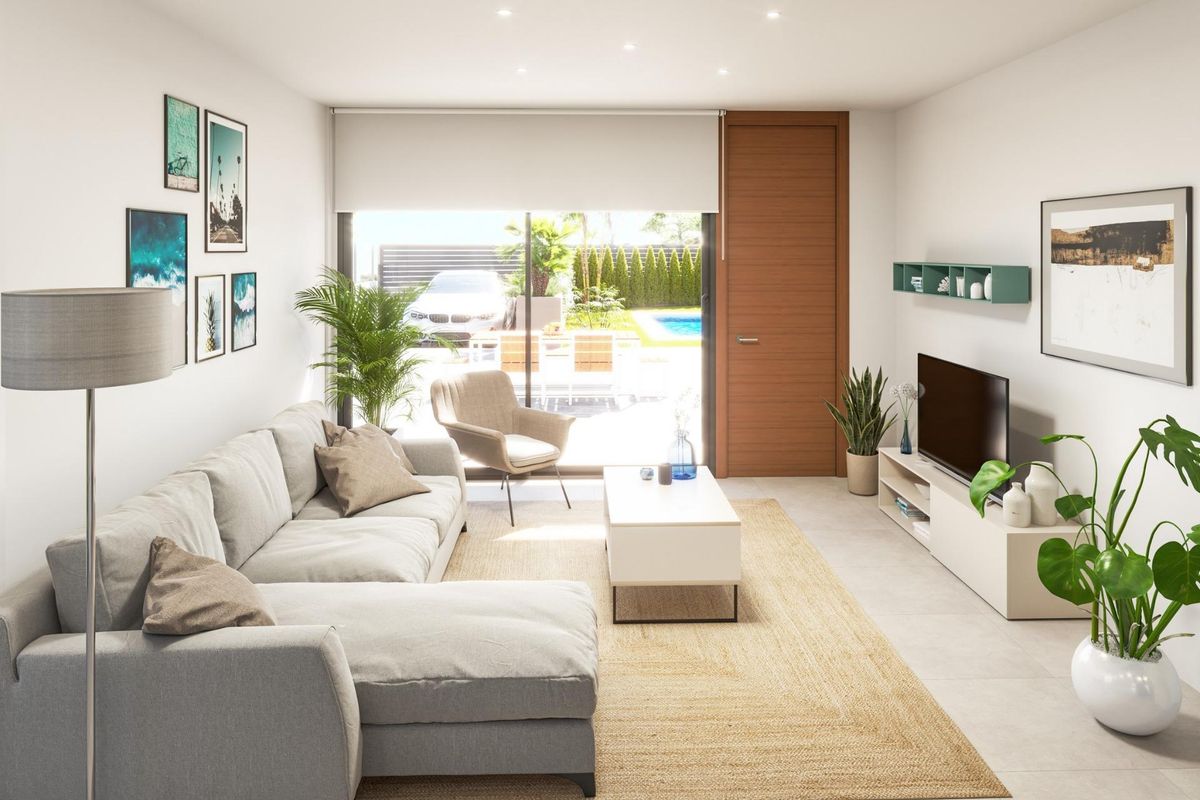 Heldere woonkamer van een 3-slaapkamer villa in Vera, Costa de Almeria, met een gezellige bank en uitzicht op de tuin.