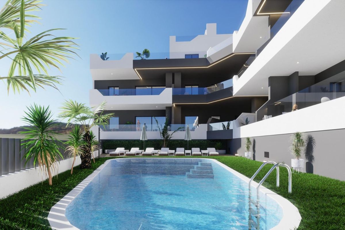Zwembadgebied buiten een hedendaags penthouse met ligbedden en palmbomen in Benijofar, Costa Blanca Zuid.