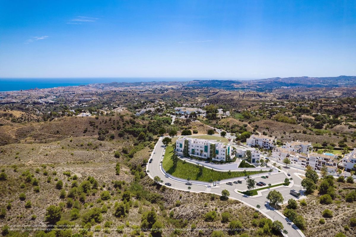 Luchtfoto van het platteland van Mijas met de kustlijn, die de schilderachtige locatie van het onroerend goed toont.