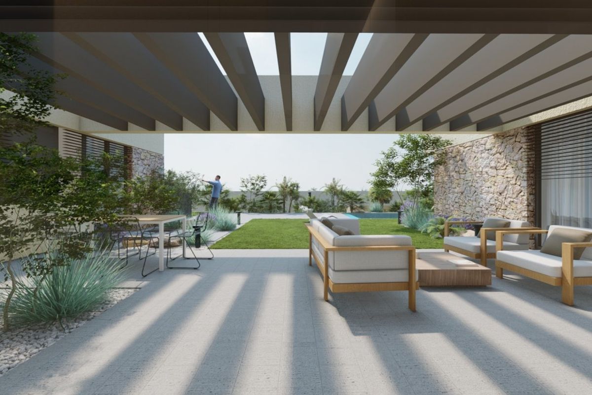 Overdekt terras van de villa met 4 slaapkamers, ingericht met zitplaatsen en uitzicht op de tuin.