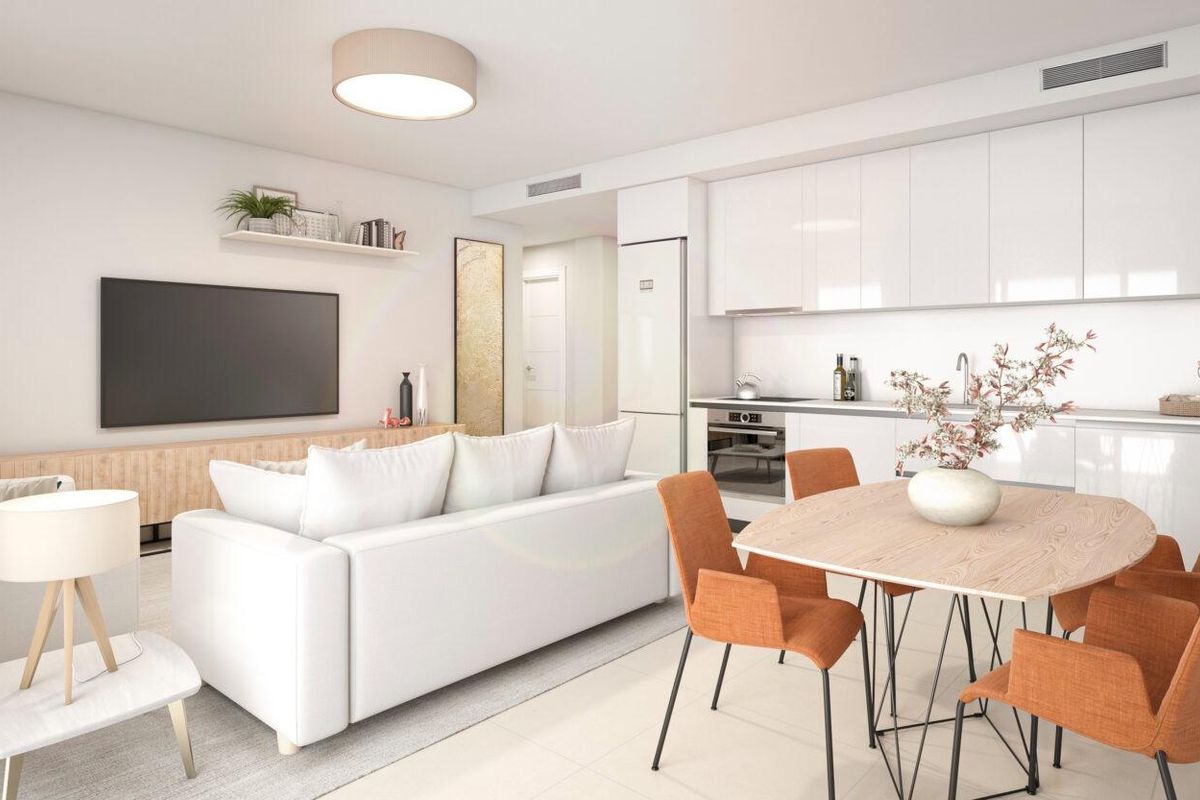 Contemporary keuken en eetgedeelte in een appartement in Benalmádena met een strak ontwerp.