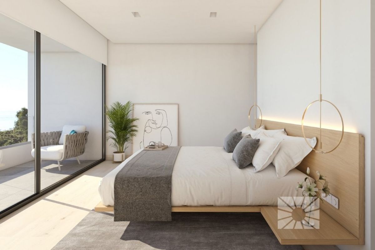 Ruime slaapkamer met modern ontwerp en grote ramen die prachtig uitzicht bieden in villa in Altea.