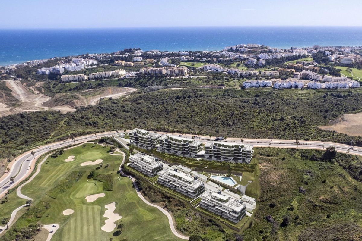 Luchtfoto van Mijas toont woongebieden en golfbanen, met de kustlandschap.