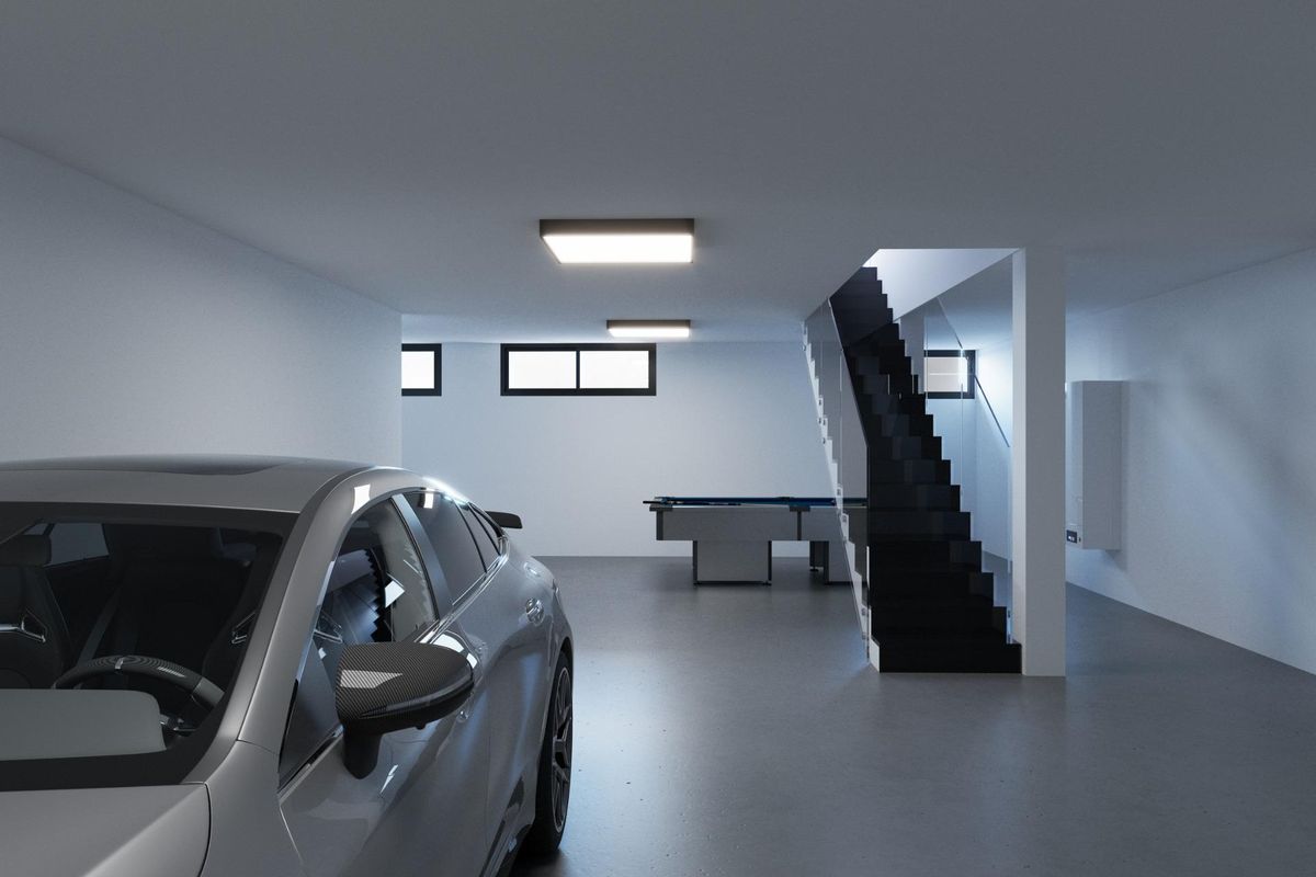 Goed ontworpen garage met een auto en spelruimte, te zien in een villa in Finestrat, Costa Blanca, Spanje.